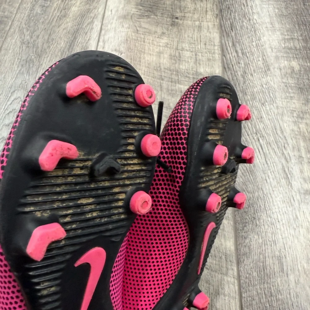 Nike Kids Pink/Black Soccer Cleats‎